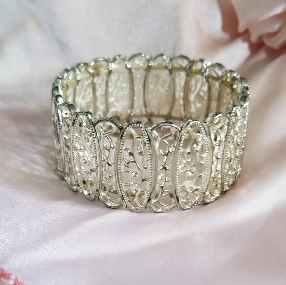 Jewelry - Metallic lace stretch bracelet